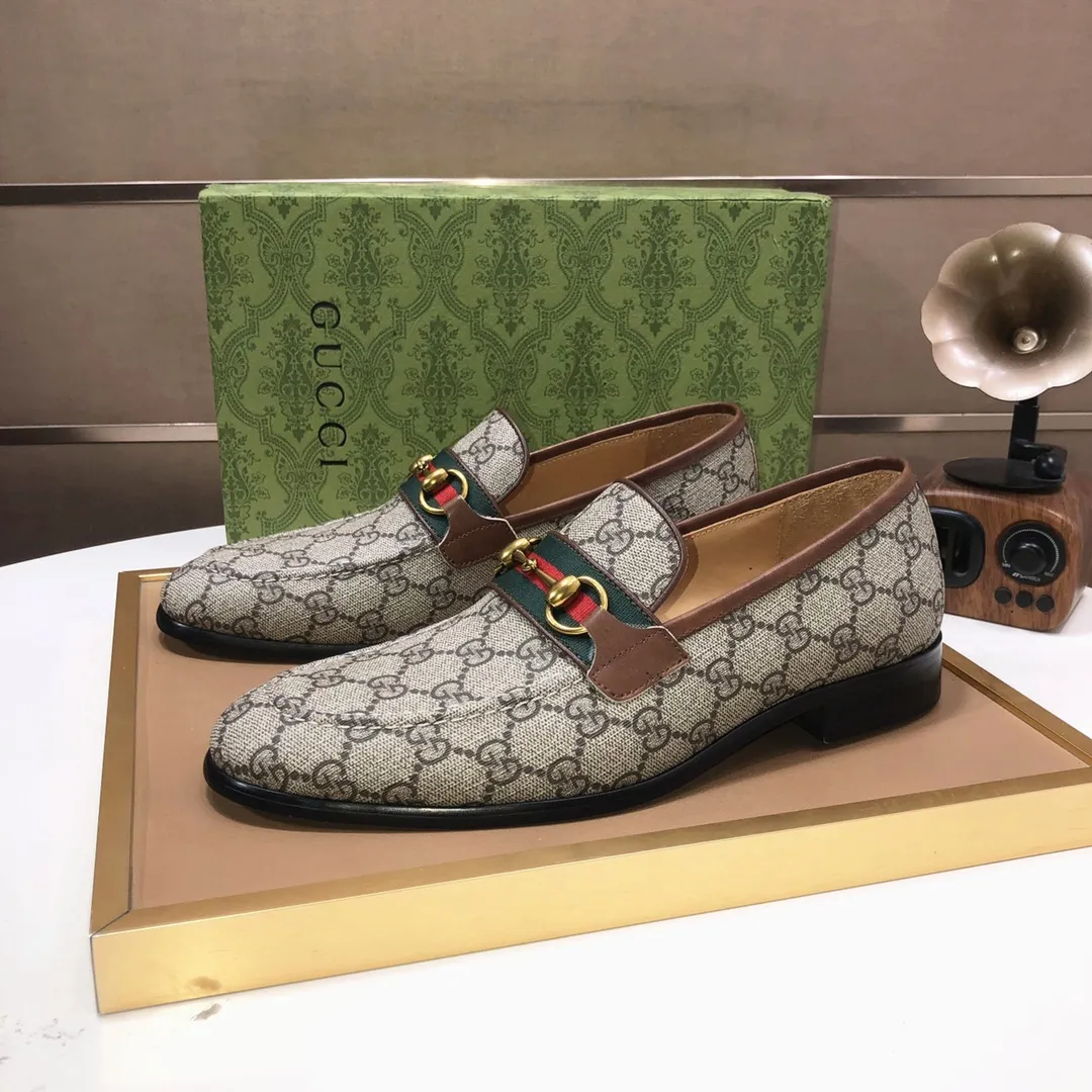 Men's shoes💰500💰Italy's top luxury men's shoe giant (GUCCI) (Gucci) (full cowhide lining) new arrival🍃Original European style🔰 Pleasant to the eye😍In order to make the shoes more durable and non-deformable🌀The production continues to follow traditional methods but there is still no lack of innovation💪Choose original sheepskin for the leather♻️ Smooth and natural And extra bright ⭐Made of imported cowhide, the first choice of rich people 38-45 (45 customized)